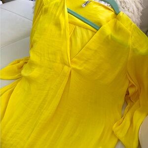 Stradivarius Grupo IDITEX Women's strVNeck rolled sleeves  - large yellow